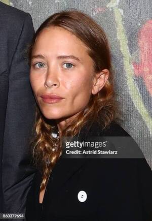 Mary Kate Olsen Porn - 100 Mary Kate Olsen One Person Headshot Stock Photos, High-Res Pictures,  and Images - Getty Images