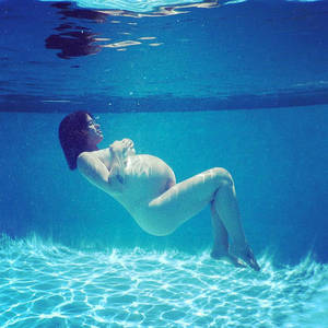 blue pregnant lady naked - Pregnant Alanis Morissette Posts Stunning Nude Underwater Shot