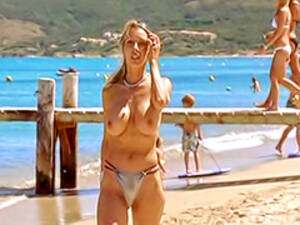boobie beach topless - Big naked boobies on the beach | voyeurstyle.com