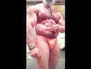 muscle daddy - Italian Beefy Muscle Daddy - MyMusclevideo.com