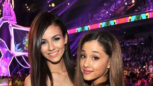 Ariana Grande And Victoria Justice Having Sex - This Old Clip of Victoria Justice and Ariana Grande Getting Petty Is Now a  Hilarious Meme