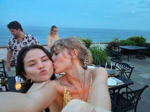 Lesbian Porno Selena Gomez - Photos from Taylor Swift and Selena Gomez's Cutest BFF Pics