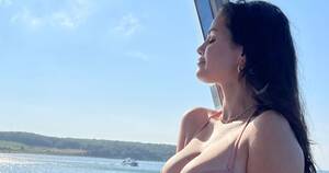 beach porn selena gomez - Selena Gomez Flaunts Curves in Two-Piece Pink Bikini: Photos