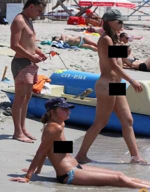 beach nude accidental boners - 1 - It's hard not to