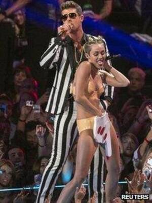 Miley Cyrus Porn Captions Dad - Miley Cyrus MTV performance draws complaints - BBC News