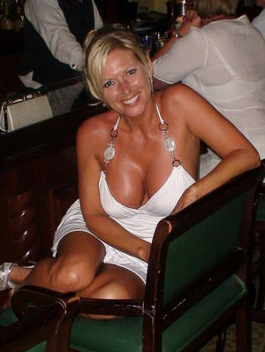 Bar Milf Porn - I don't think theres much difference. It's still a hot older lady, well or  hot mom aka hot MILFS. Like the ones below!