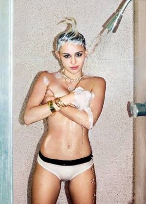 Miley Cyrus Cei Porn - Miley Cyrus: ofertÄƒ de un milion de dolari pentru un film porno |  adevarul.ro