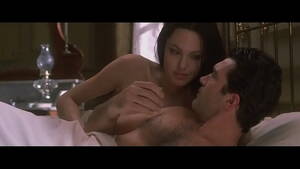 Angelina Jolie Tits - Angelina Jolie exposing tits in bed in Original Sin Movie - XVIDEOS.COM