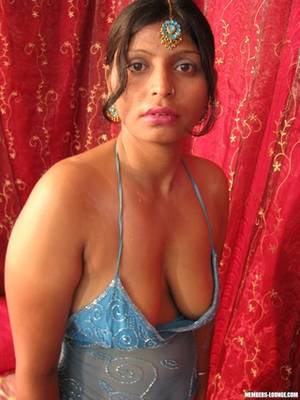 indian sex lounge pussy gallery - showing her juicy cunt
