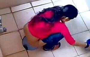 indian voyeur toilet spy cam - Mujeres indias grabadas con una Ã¡mara espÃ­a en un baÃ± pÃºblico - SEXTVX.COM