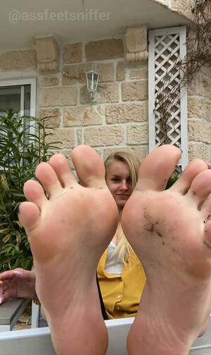 girls smelly bare feet - Worship: Blonde Girl Stinky Feet And Dirty Socks - ThisVid.com
