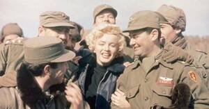 marilyn monroe gangbang - Marilyn Monroe with a group of Turkish soldiers in Korea , February 1954  [640x335] : r/HistoryPorn
