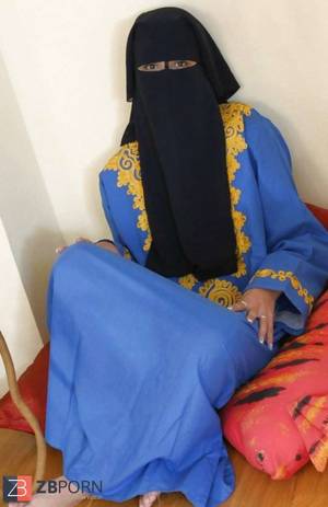 Muslim Hijab - Pretty Arab Sheds Muslim Hijab