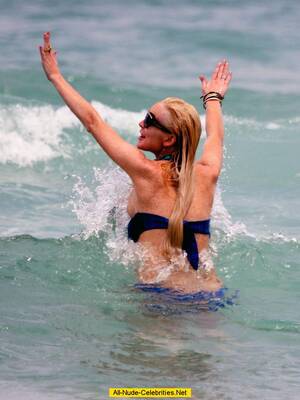lindsay lohan topless beach boobs - Lindsay Lohan boob out on the beach paparazzi shots
