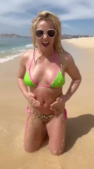 Britni Porn Sand - Britney Spears Bikini: Swimsuit Photos Over The Years