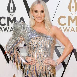 Carrie Underwood Porn Real - Carrie Underwood Flaunts Legs In High-Slit Dress On CMA Red Carpet