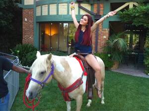 Ariana Grande Porn Hors - Riding a horse : r/ArianaGrande