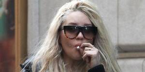 Amanda Bynes Smoking Meth Porn - Amanda Bynes Smoking Weed? Actress Puffs On Suspicious Looking Cigarette On  NYC Street (PHOTO) | HuffPost Entertainment