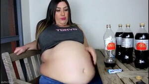 Chubby Coke Bottle Porn - Bbw layla diet coke & mentos bloat (mÃ¡s eructos) | xHamster