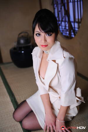 elegant japanese - Classy Japanese model Nana Kunimi flashes her lace bra with red lips - HD  Porn Pictures