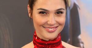 Gal Gadot Nude Porn - Gal Gadot Stuns In Nude Crochet Top