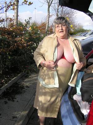 fat granny flashes - Granny flashing knickers on a car park