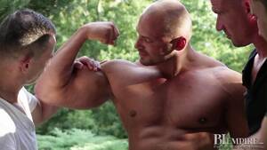 Bisexual Muscle Men Porn - Muscle Hunk Tomm (Tomas Friedel) Stars in Bisexual Orgy