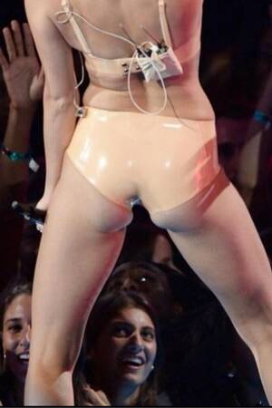 Miley Cyrus Bad Photo Sex - Miley cyrus everyone. : r/WTF