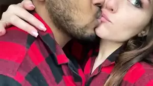 couple kissing - Un couple indien s'embrasse (baiser trÃ¨s sexy vu par un indien) | xHamster