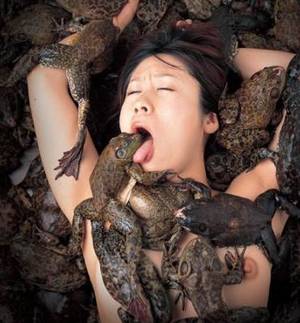 Genki Porn Frog - Freaky- Female with frog fetish. sick in so many ways