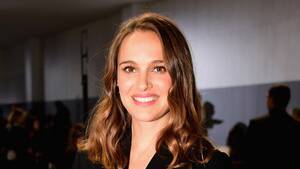 Natalie Portman Katy Perry Porn - Natalie Portman's Pregnancy Glow and Glossy Curls at Dior | Vogue