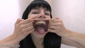 Huge Mouth Porn - Apple mouth stretch - ThisVid.com