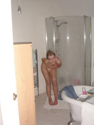 caught bath - Caught naked in the bathroom Foto Porno - EPORNER