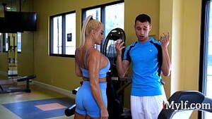 chubby milf exercise - Scrawny Guy Gets A Thicc MILF In The Gym - XNXX.COM