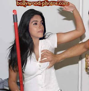 Bollywood Actresses - Asin oops Moment