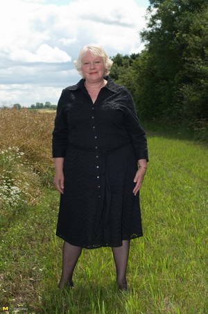 Mature Outside Porn - Amateur mature slut posing naked outside. picture # ...