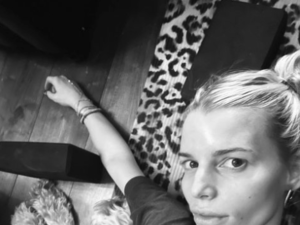 Jessica Simpson Sex Porn - Jessica Simpson posted a fully naked picture and fans all said the same  thing