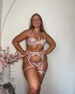 mature big saggy tits in tight bras - I have saggy boobs, hip dips and a square bum â€“ but I'm still beautiful' -  Daily Star