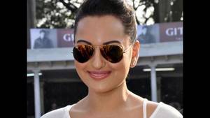 Bollywood Sonakshi Sinha Porn Videos - Tevar actress Sonakshi Sinha is now in trouble thanks to a leaked mms video  which says that it has Sonakshi in it. It is an adult film video.