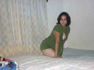 Desi Aunty Porn - Desi aunty showing nude pics at her bedroom