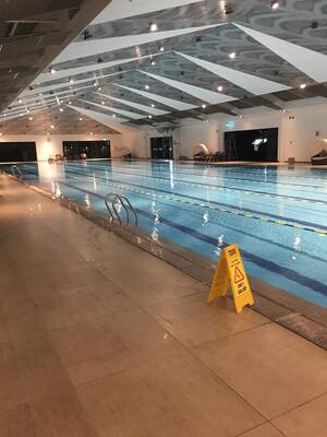 Natalie Portman Pool Porn - Nothing gets better than an empty pool at night : r/Swimming