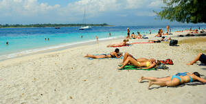 best sunbathing beach - Sunbathing Beach area in Gili Trawangan | Gerbang Wisata