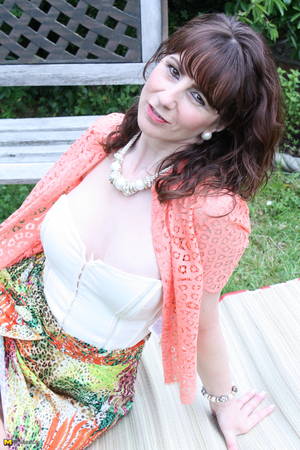 British Porn Mature Garden - 