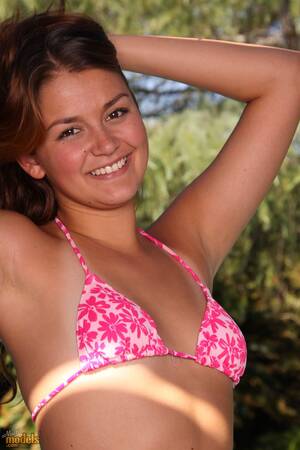 Allie Haze First Porn - First timer Allie Haze slips out of her bikini to pose naked by swimming  pool - Sex Room XXX