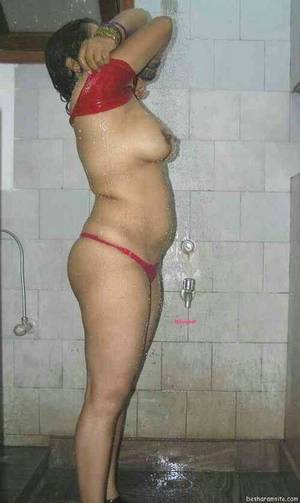 fat naked bath - Hidden cam pics of hot wet aunties bathing, aunties removing saree showing  transparent bra. Mature Indian ladies nude bath time captured by secret  cams.
