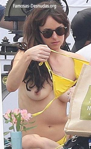 dakota johnson - ... xxx Dakota Johnson Desnuda Mostrando las Tetas en la Playa  -famosas-en-toplles ...