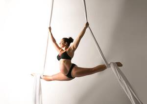 Aerialist Porn - Aerial splits Porn Pic - EPORNER