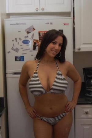 Big Tits Posing - Big tits posing by the fridge Foto Porno - EPORNER