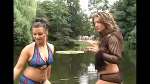 Lesbian Twins Pee - Pissing twins - XVIDEOS.COM