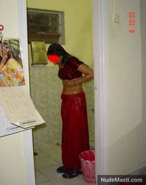 nude bathing indian house wife - Sexy Indian Housewife Bathroom Nude Photos